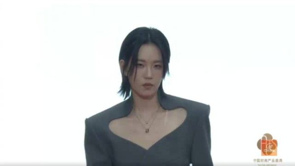 陆柯燃红毯采访 把家乡文化穿在身上