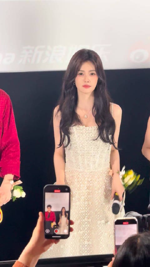 白鹿行走江湖摇cha，现场直拍！好会摇的一个大美女，太权威了！