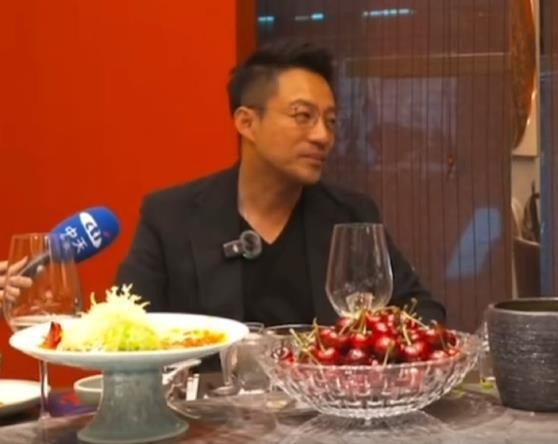 汪小菲宴请网红馆长吃饭，正能量输出获称赞，在线人数40万