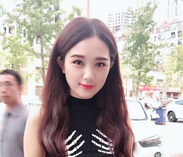 美女主播神似赵丽颖，一开播便有百万人气