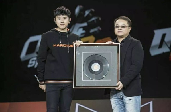 独立厂牌、音乐总监、当红炸歌，QQ飞车与张杰如何玩转“竞速音乐”？-锋巢网