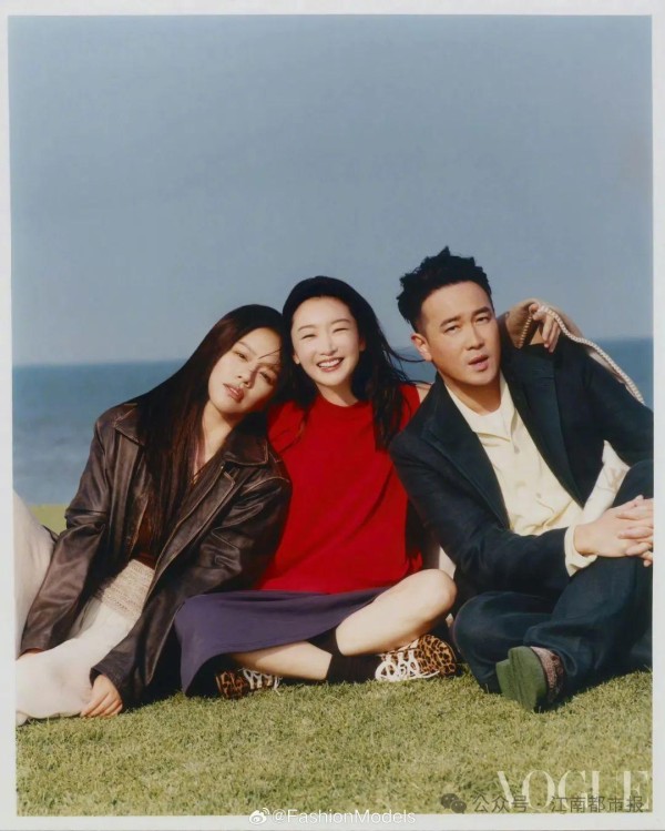 周冬雨与马思纯罕见同框拍杂志，《七月与安生》剧组时隔10年再度聚首