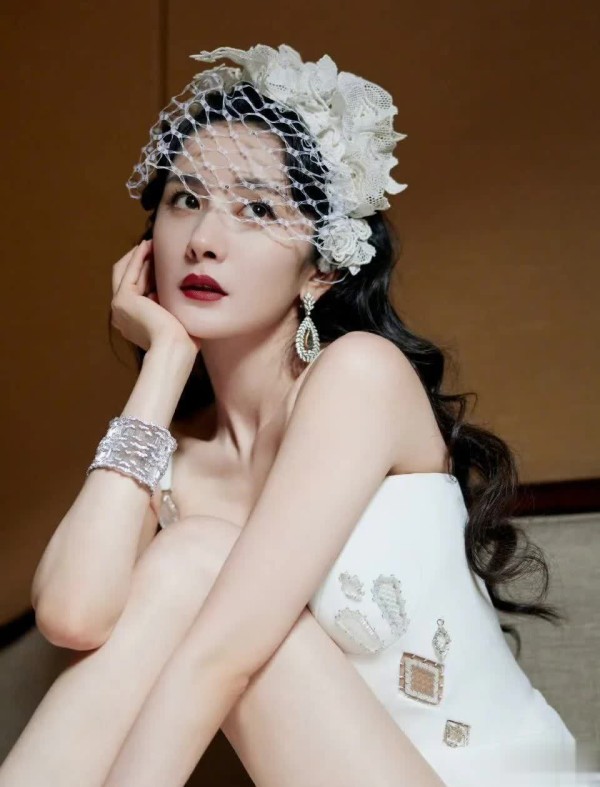 杨幂真是大宝藏，早期穿瑜伽裤拍写真，身材匀称有曲线