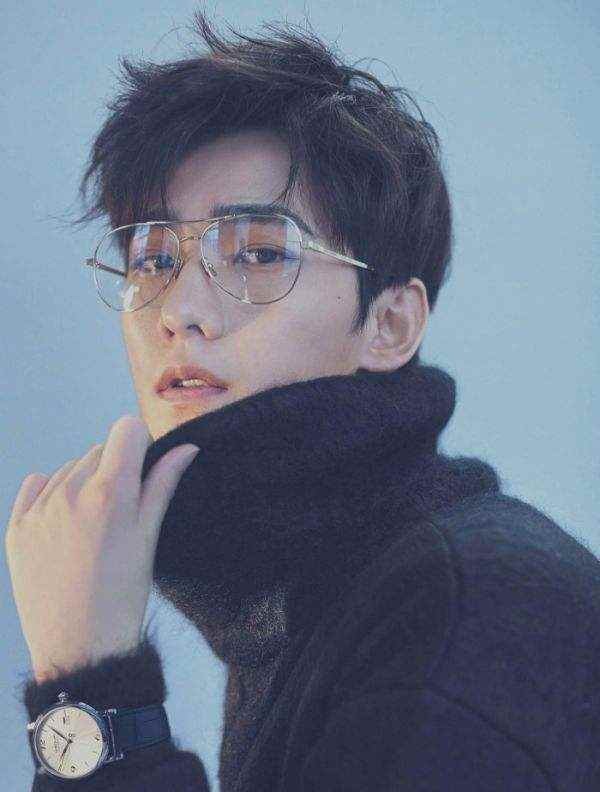 网红男明星的成长之路，自信铸就辉煌，从变化中学习启航未来