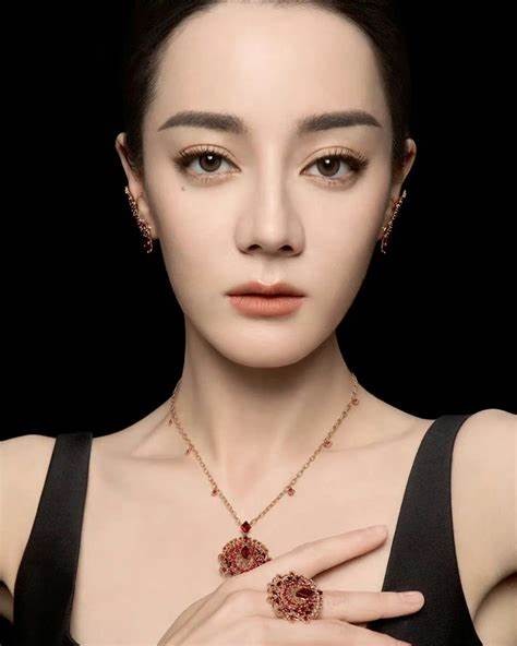 迪丽热巴时尚穿搭盘点：明星同款服装哪里买？
