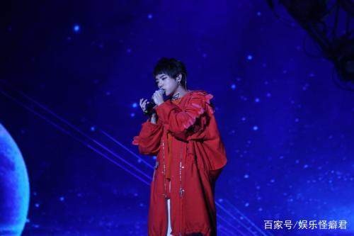 当年的选秀冠军，如今他新歌上榜，他家庭美满，他却卖唱街头！