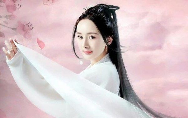 杨幂新剧曝光，挑战全新女强人形象，又用旗下艺人粉丝颇有微词