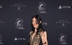 小岛秀夫和穿着超清凉的美女合影！搂着小细腰绝了！
