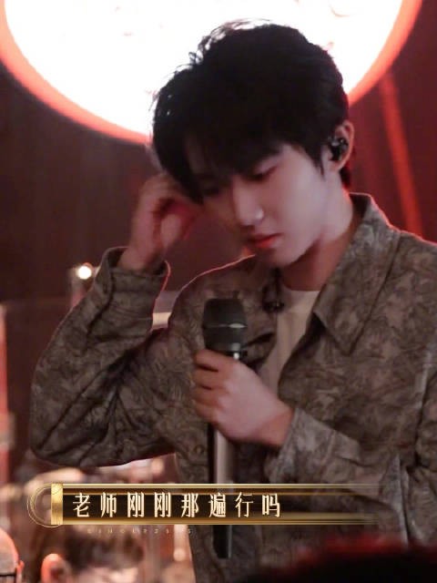 歌声是青春的信笺，落款是永不褪色的赤忱， 今天19:45 锁定歌手直播