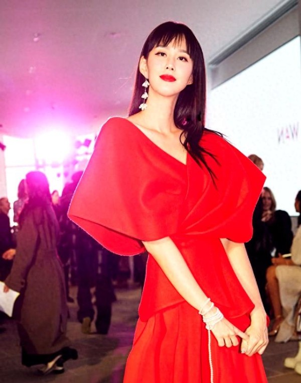 知名女星退圈创业，年营收500万给老公送保时捷，老公甘愿吃软-有驾