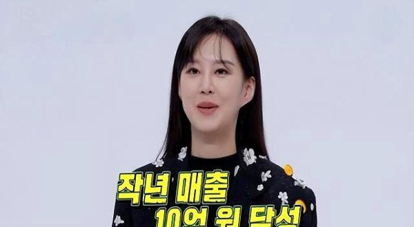 知名女星退圈创业，年营收500万给老公送保时捷，老公甘愿吃软-有驾
