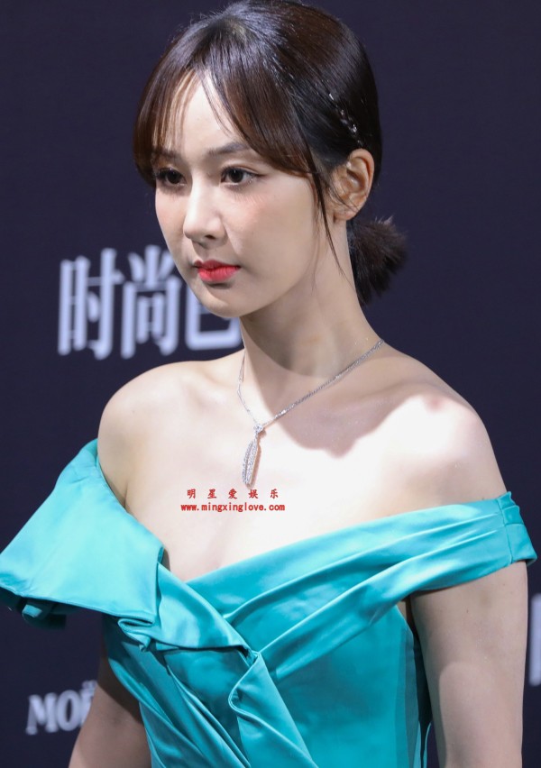 杨紫时尚芭莎盛典红毯花絮照片，性感抹胸礼服，放大可看清肌肤纹理，高清4K分辨率原图无修生图下载（至尊）