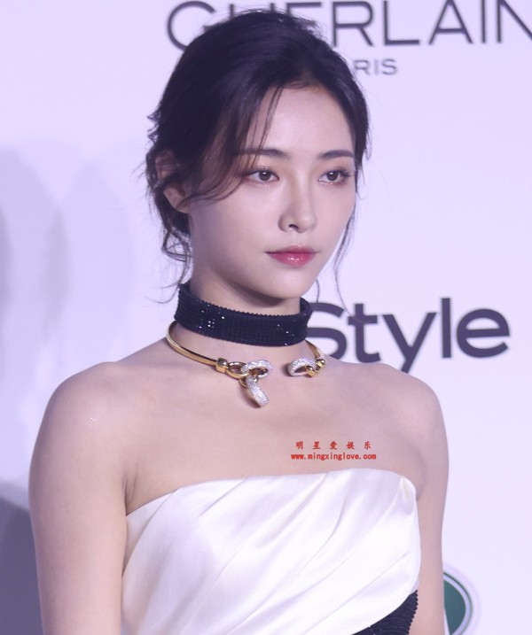 许佳琪InStyle盛典红毯拍摄花絮照片，性感抹胸开叉礼服，美腿光脚，高清8K分辨率原图无修生图下载（至尊）
