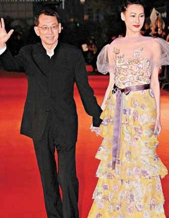 明星并非看起来那么风光。图为梁洛施和英皇老板杨受成一同出席娱乐活动