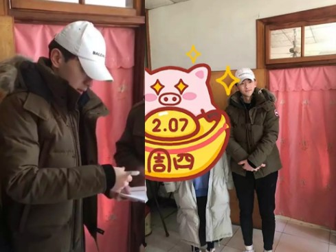 明星也逃不过拜年！邓伦乖巧回村签名，王源容祖儿抱怨亲戚问八卦