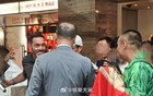 国安前主帅苏亚雷斯重回北京，受到球迷们的欢迎