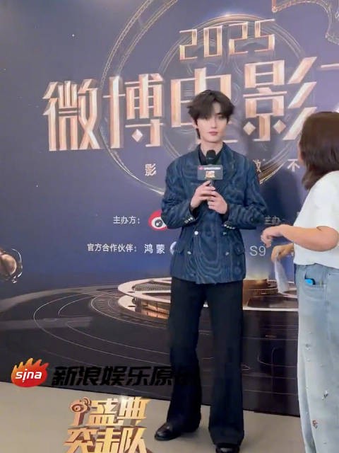 捉到一个快乐下班的小丁@时代少年团-丁程鑫 ，“终于下班了！”