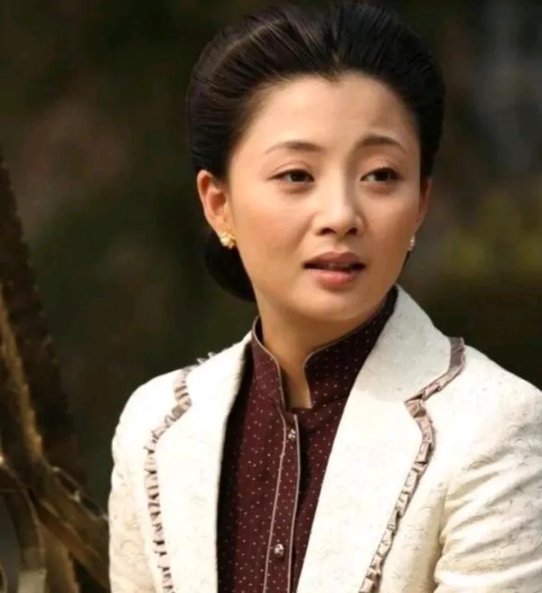 芝姐娱乐：以下是为您生成的一篇300字左右的关于该标题的明星爆料内容：
 
 
 

 
近日，娱乐圈一则消息引发热议，备受瞩目的演员殷桃，对今年的飞天奖《人世间》连提名都未入围一事，表现出了相当的在意。
 
要知道，殷桃自己心里可是十分清楚《人世间》这部作品有多优秀。这部剧堪称近年来的影视佳作，剧情细腻动人，深刻展现了时代变迁下普通人的悲欢离合，无论从制作还是演员表现等各方面都堪称上乘。
 
殷...