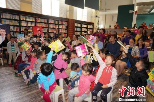 图为到现场参与活动的孩子为山区的小伙伴捐的书 涂飞 摄