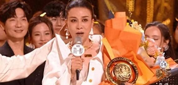 那英歌王加冕60天后演唱会翻车，再次沦为笑柄，天后光环逐渐褪色
