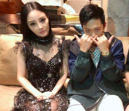 贾乃亮和前妻同框，两人交流许久，一家三口相处融洽