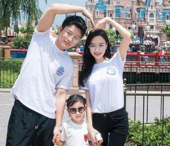 贾乃亮和前妻同框，两人交流许久，一家三口相处融洽