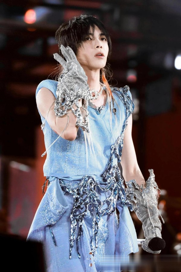 明星们太缺钱了？今年演唱会集中式上演，当红过气的纷纷登场！