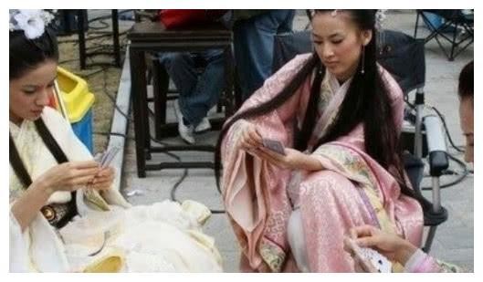 明星片场休息时间都在做什么？唐嫣做斗鸡眼，他让人看了心疼