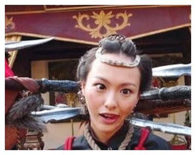 明星片场休息时间都在做什么？唐嫣做斗鸡眼，他让人看了心疼