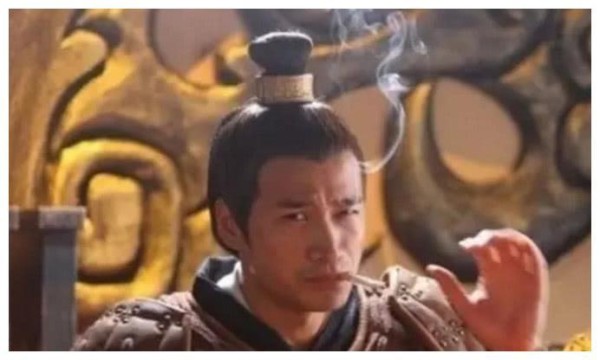 明星片场休息时间都在做什么？唐嫣做斗鸡眼，他让人看了心疼