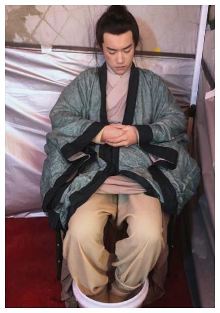 明星片场休息时间都在做什么？唐嫣做斗鸡眼，他让人看了心疼