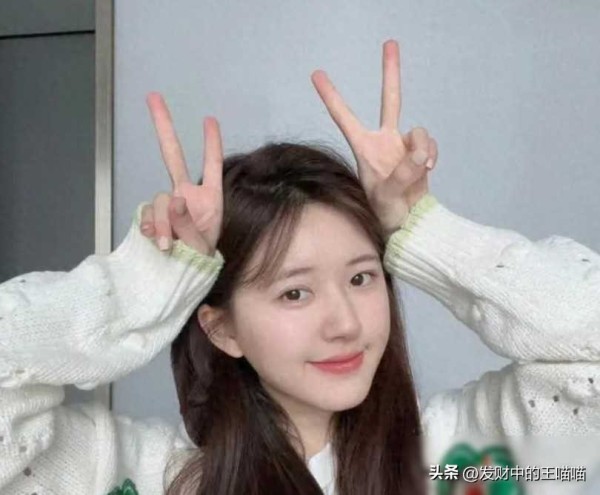 发财中的王喵喵：震撼娱乐圈！10位网红逆袭成大明星的不为人知故事
时光如梭，娱乐圈变幻莫测，网红们或红一时，或昙花一现。然而，在这璀璨的明星舞台上，有一群特殊存在，她们曾是千千万万网红中的一员，但成功脱颖而出，成为了耀眼的大明星。今天，让我们揭开这些成功逆袭为明星的10位美女网红的不为人知故事，让你重新认识这些闪耀的明星们。
赵露思： 从初二时在运动会上拍的自拍照开始，她就展现出了与众不同的魅力。...