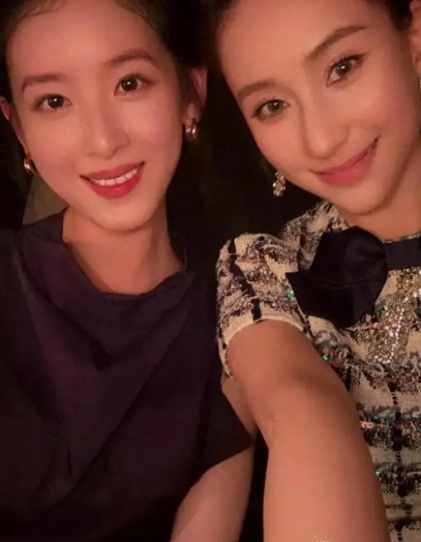 章泽天回国视察深圳京东项目！礼服造型惊艳全场，何超莲抢着合影