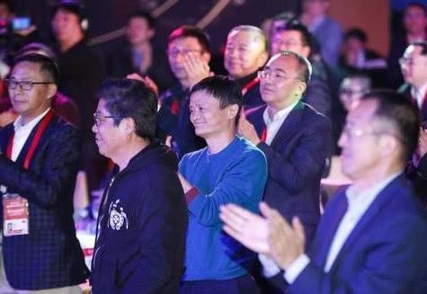 明星和粉丝合影，站C位太尴尬引调侃，网友：黄渤直接带走！