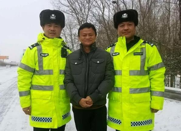 明星和粉丝合影，站C位太尴尬引调侃，网友：黄渤直接带走！