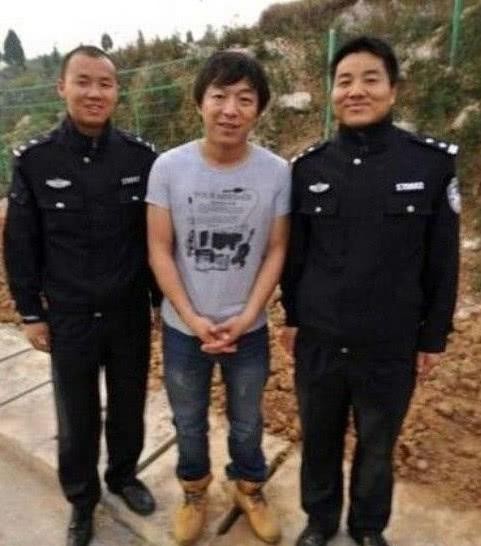 明星和粉丝合影，站C位太尴尬引调侃，网友：黄渤直接带走！