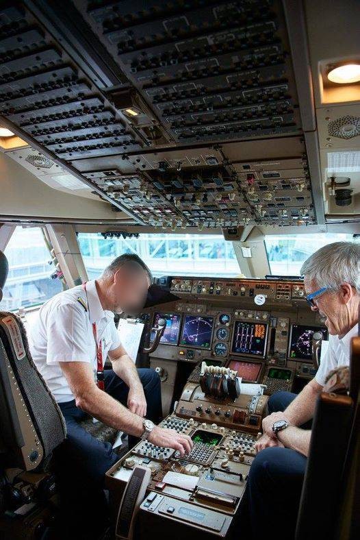 空姐 飛機乘客 (圖片來源:Facebook@Cathay Pacific 國泰航空)