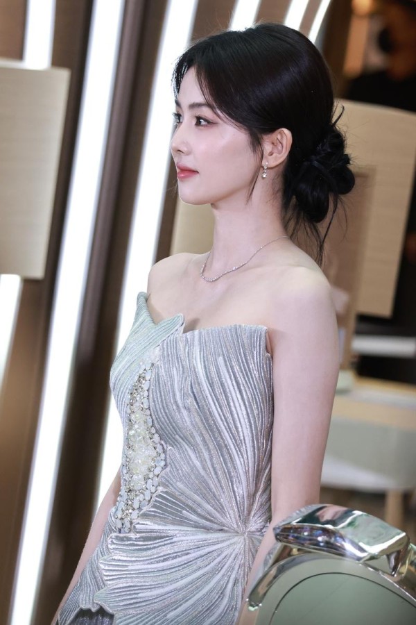 杨珏莹身高曝光！170cm成焦点，内娱新生代颜值新标准？