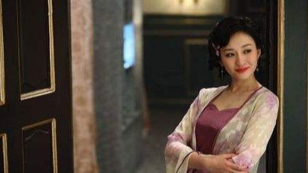 43岁李小冉因《庆余年》翻红，历经三段恋情，如今事业爱情双丰收