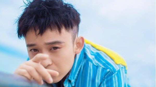 董子健闭眼靠在沙发上 助理：不想叫醒装睡的人