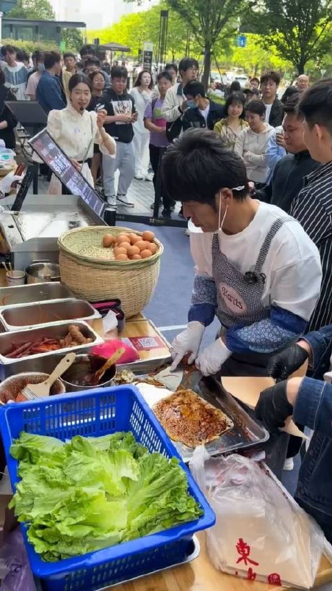 这些草根网红们，在日常生活中都是默默努力、勤奋拼搏的普通人