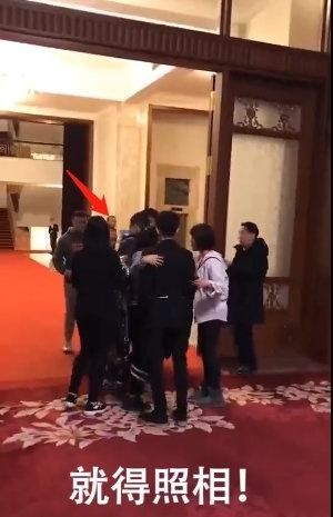 王源后台被大叔拉扯拍照，嘴里还振振有词：谁让你是艺人啊！