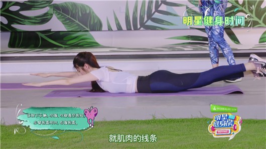 维密天使何穗开私教课了！明星健身房揭“蝴蝶背”养成法