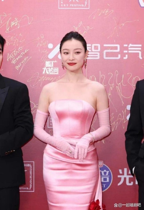 杨幂：能和刘德华一起走红毯了 红毯造型大赏