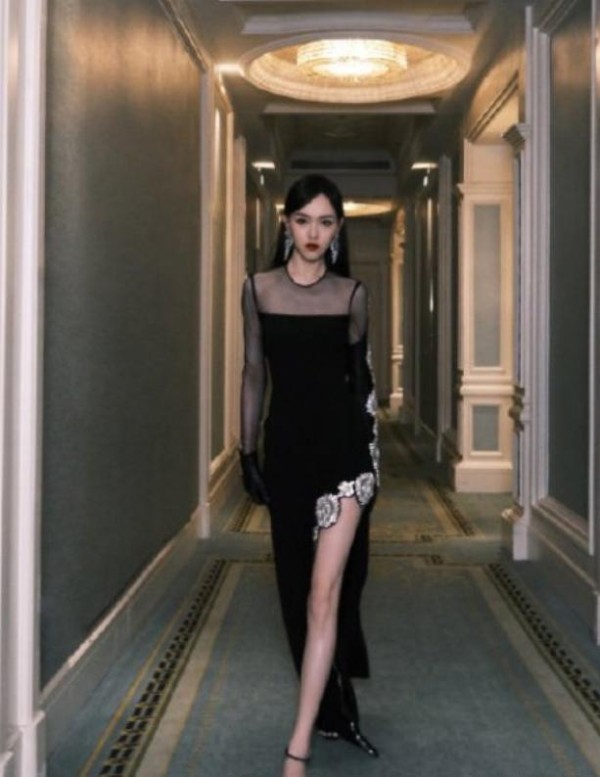 唐嫣近照变腿精，美腿油光发亮，为了腿又长又白女星会化腿妆