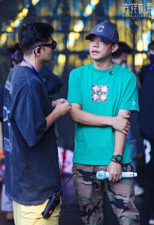 凤凰传奇曾毅又被曝脚踹女员工，这就是“灾难级”公关的连锁反应