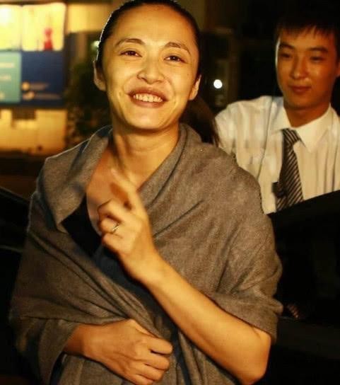 女星产后出院：baby，杨幂秀美腿穿高跟鞋，只有她最正常