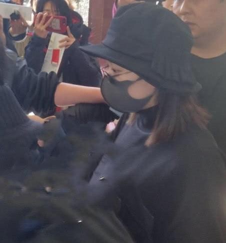 女星产后出院：baby，杨幂秀美腿穿高跟鞋，只有她最正常