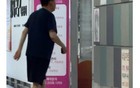 尹锡悦两次无视韩国警方传唤，还穿短裤休闲逛街，网友炸锅