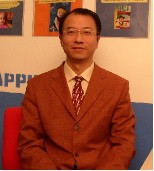 图为：冯国强